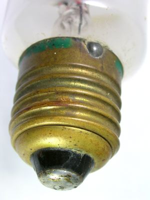 El casquillo de sta lmpara, est construdo en dos piezas independientes, hallndose la base que sostiene el aislador de vitrita, ensamblada a la parte roscada.