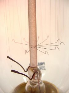 Detalle de los electrodos, el pie y la corona inferior. Ntese la capa rojiza sobre la varilla central, debida al rociado de fsforo utilizado para mejorar el grado de vaco.